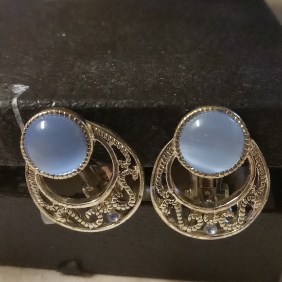 🔹SALE 3/$10 Beautiful pairs of clipon earrings silver tone blue stone inlay. t1 - Picture 3 of 4
